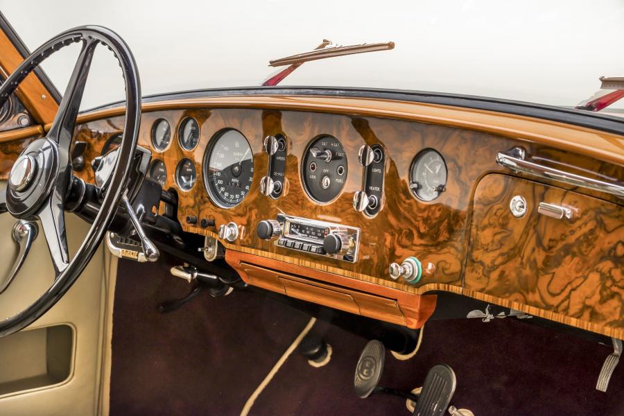 Панель приборов Bentley S1 Continental Drophead Coupe by Park Ward 1955 года  (фото 7 из 34)